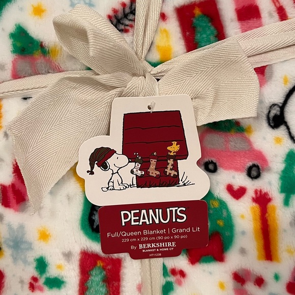 *BRAND NEW* Snoopy Peanuts Christmas Blanket - Queen Size - Picture 2 of 4